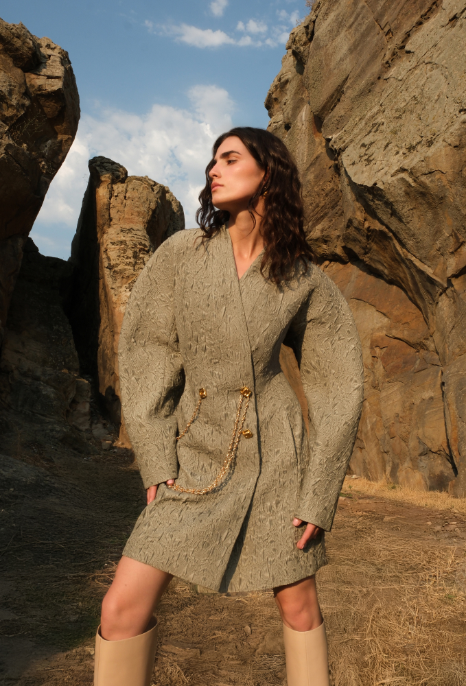 Платье мини с акцентными рукавами