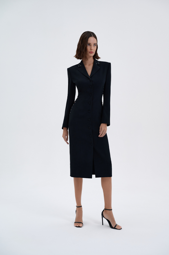 Платье из крепа с вырезами на шнуровке