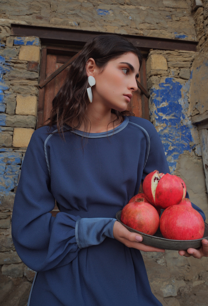 Платье миди с открытыми швами